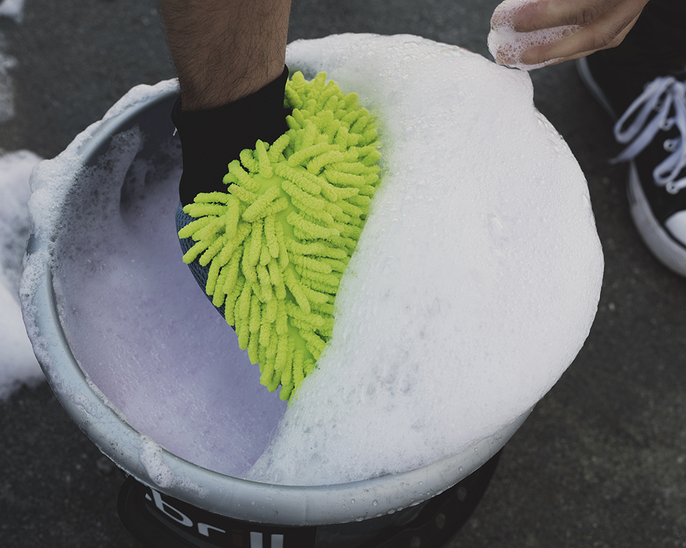 Luva de microfibra dentro de um balde com espuma