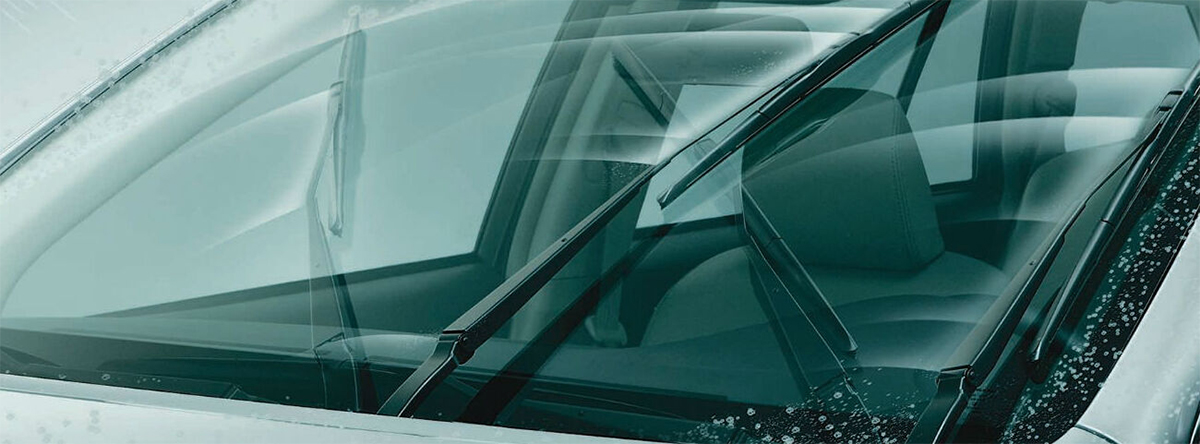 Para-brisas de um carro totalmente limpo com o limpa-para-brisas em funcionamento