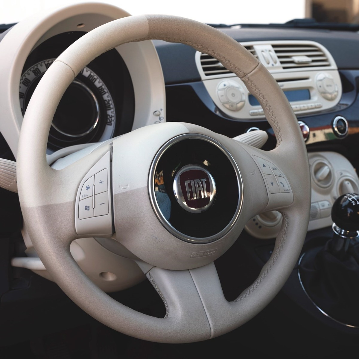 Volante de un fiat 500 con un cuarto del mismo limpio y el resto sucio